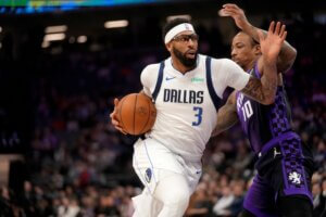 Anthony Davis dribbles the ball.