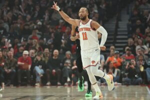 New York Knicks guard Jalen Brunson puts hand up.