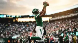 Jets receiver making contested red-zone catch with height advantage over defender