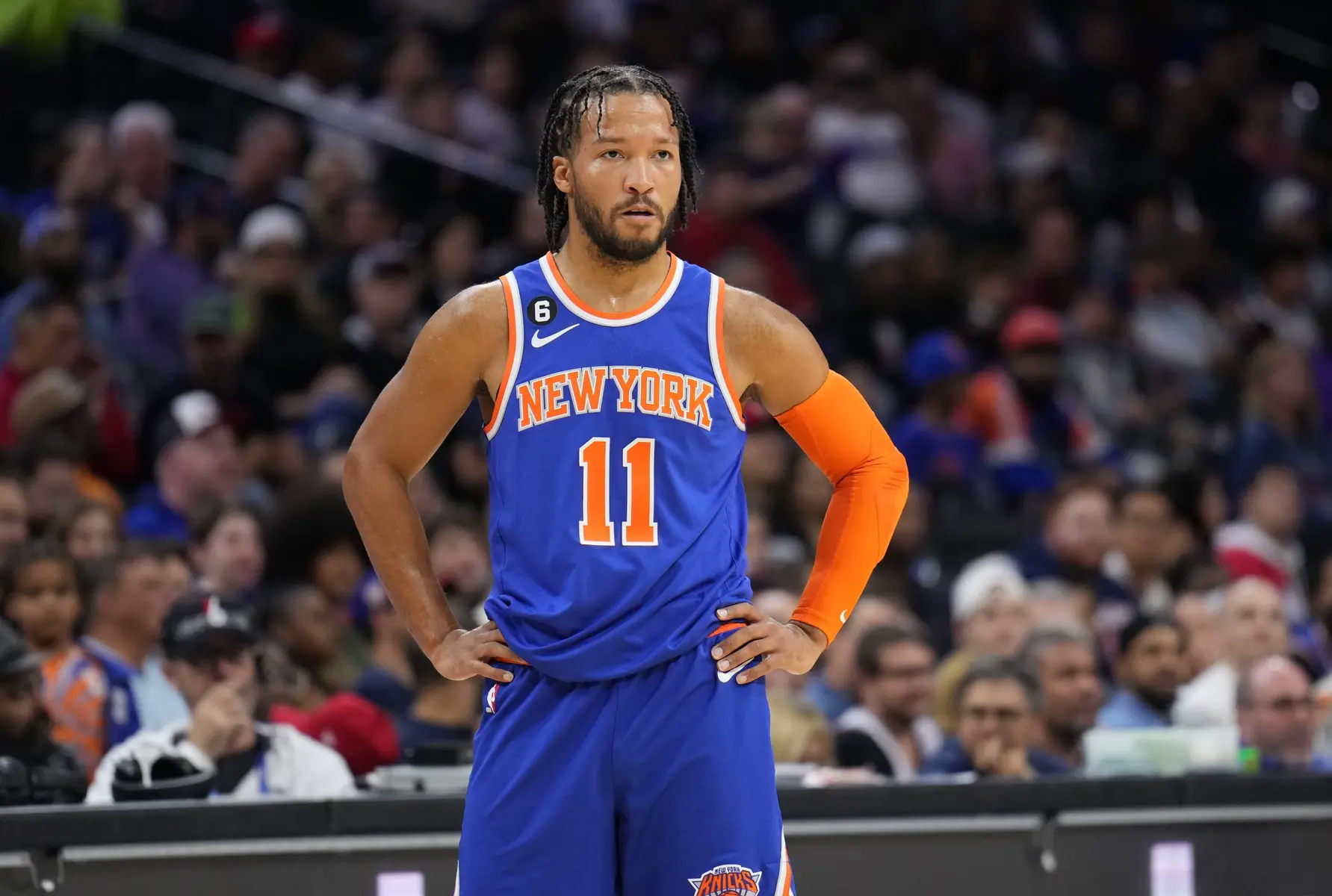 Jalen Brunson in a New York Knicks jersey during a game.